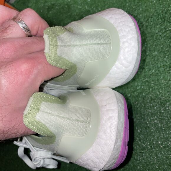 Adidas Ultra Boost 22 Linen Green White Running Shoes GX9162 Women's Size 6 - Picture 3 of 7